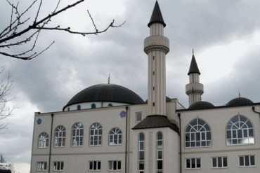 Stockholm'deki bir caminin kapısına 