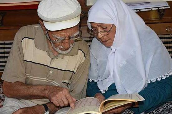 82'sinde Kur'an öğrendi, eşine de öğretiyor