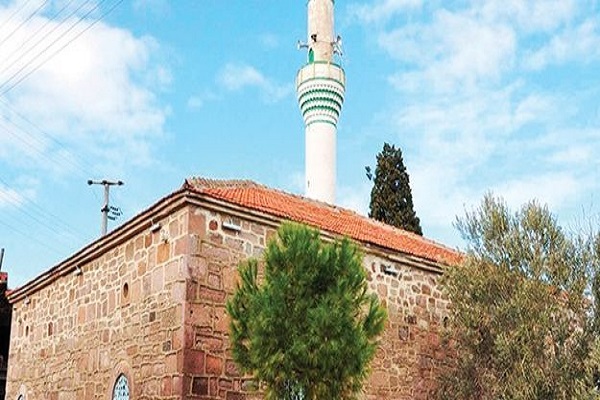 Cami'nin duvarlarını bakın neyle örmüşler