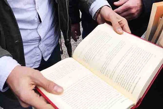 Kur’an-ı Kerim’i çöpe attılar Kur’an-ı Kerim’i çöpe attılar