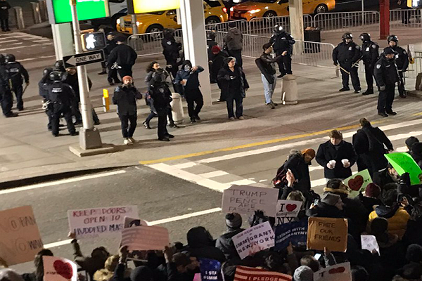JFK Havalimanında Trump protestosu