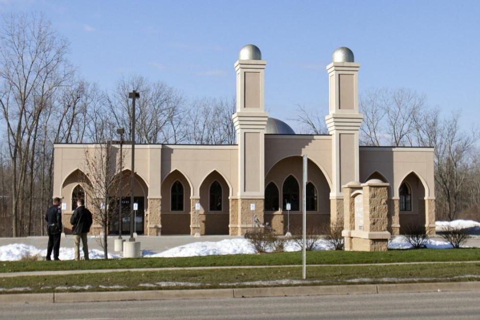 Michigan camisinde namaz kılanları Amerikalı silahlı bir kadın soymaya kalkıştı