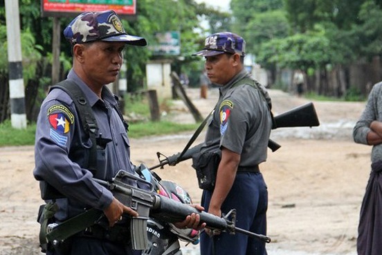 Myanmar'da Arakanlı Müslümanları döven polislere gözaltı