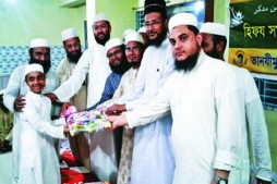Genç Bangladeşli tarafından 86 günde tüm Kurân ezberi