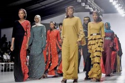 Nijerya moda haftasında İslami giyim defilesi Nijerya moda haftasında İslami giyim defilesi