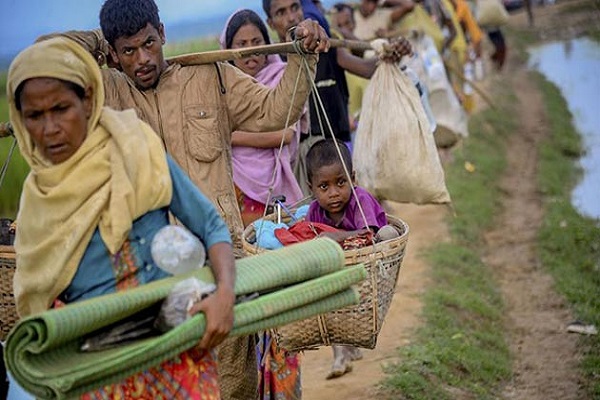Arakanlı Müslümanlar Bangladeş'e sığınmaya devam ediyor
