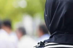 Başörtüsüne hakaret eden öğretmenin işi askıya alındı
