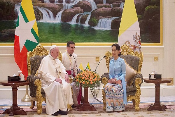 Papa, Myanmar'da Arakanlı Müslümanlar için doğrudan mesaj vermekten kaçındı