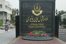 Pakistan üniversitesinde öğrencilerin Kur'ân semineri