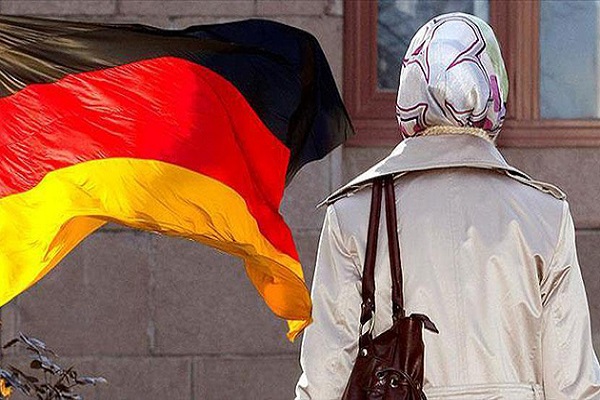 Berlin Adalet Bakanı'ndan 'başörtülü öğretmen' açıklaması Berlin Adalet Bakanı'ndan 'başörtülü öğretmen' açıklaması