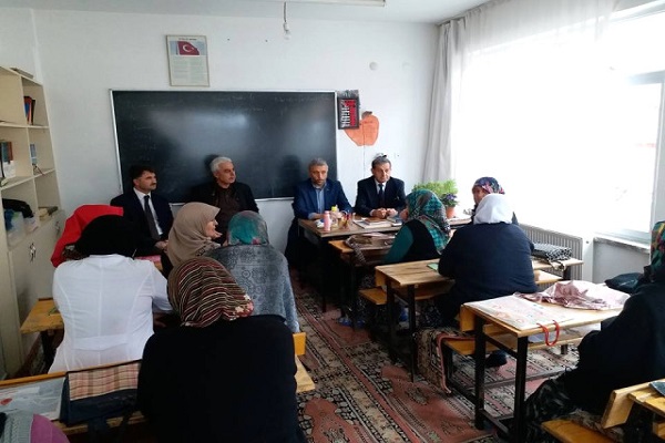 Kadınlar, Kur'an-ı Kerim'i okumaya öğreniyor Kadınlar, Kur'an-ı Kerim'i okumaya öğreniyor