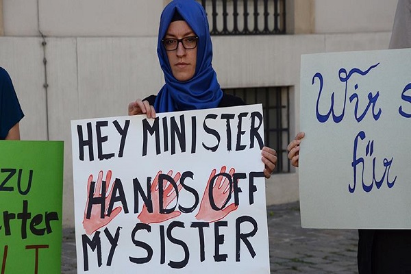 Avusturya'da Müslümanlardan burka yasağı planına tepki