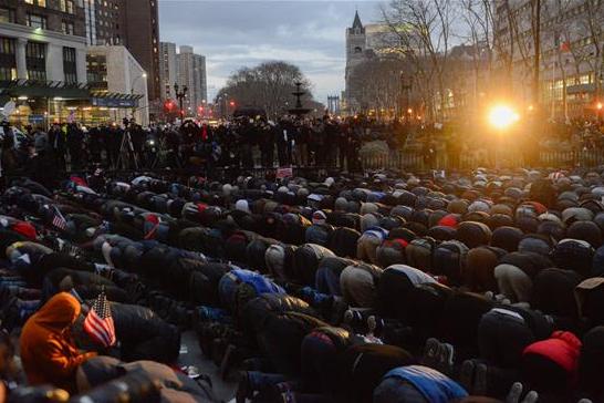 New York'un kalbinde protesto için Yemenlilerin cemaat namazı
