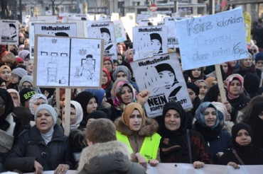 Avusturya’da 'Başörtüme Dokunma' protestosu