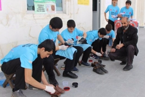 Öğrenciler cami cemaatinin ayakkabılarını boyadı