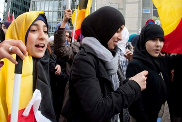 Almanya’da bir lisede öğrencilerin namaz kılması yasaklandı