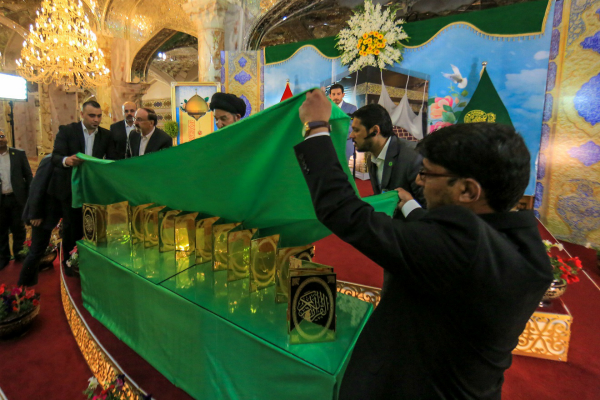 İmam Ali (as) haremine İranlı sanatçının altın yaldızlı Kur'anı hediye edildi