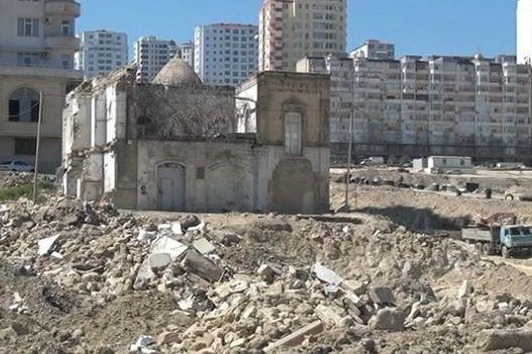 Azerbaycan’da bir camii yıkıldı