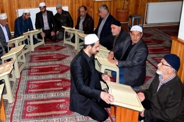 79 yaşında Kur'an okumayı öğrendi 79 yaşında Kur'an okumayı öğrendi