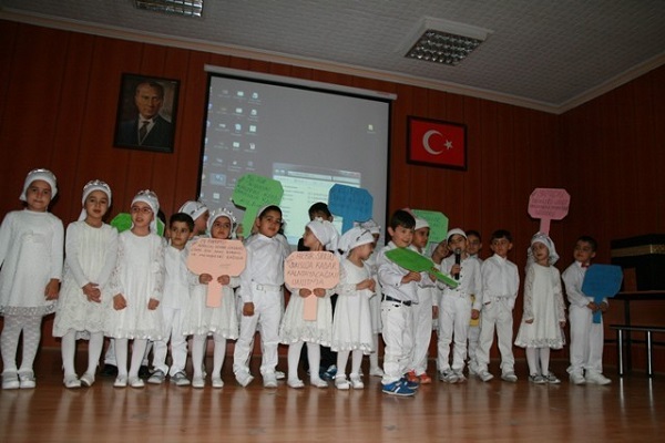 Kur’an eğitimi alan çocukların mezuniyet sevinci Kur’an eğitimi alan çocukların mezuniyet sevinci