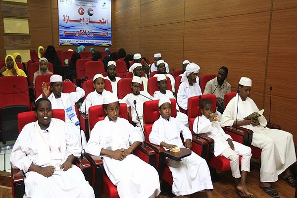 Sudan'da Kur'an kursu mezunlarına icazet töreni Sudan'da Kur'an kursu mezunlarına icazet töreni