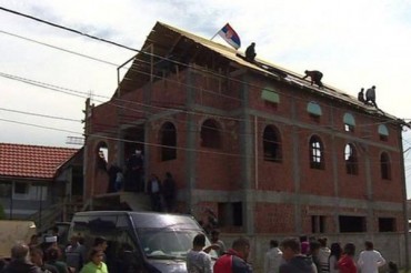 Sırbistan'da cami yıkımını halk engelledi