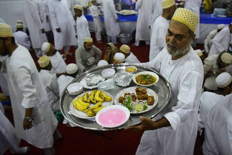 Hindistan'da Müslümanlara iftar yemeği