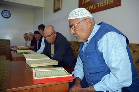 İlerlemiş yaşlarına rağmen Kur'an-ı Kerim öğreniyorlar İlerlemiş yaşlarına rağmen Kur'an-ı Kerim öğreniyorlar