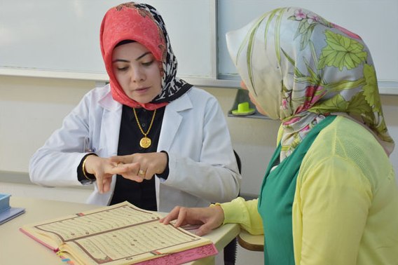 Kur’an öğretmek için işaret dili öğrendi