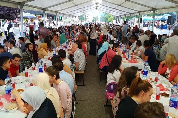Bosna Zenica'da yoksul ailelere iftar yemeği + fotoğraf