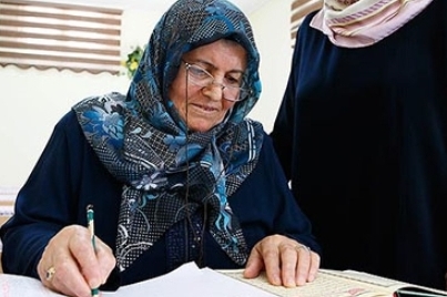 İlk kez eline aldığı kalemle Kur'an'ı yazdı