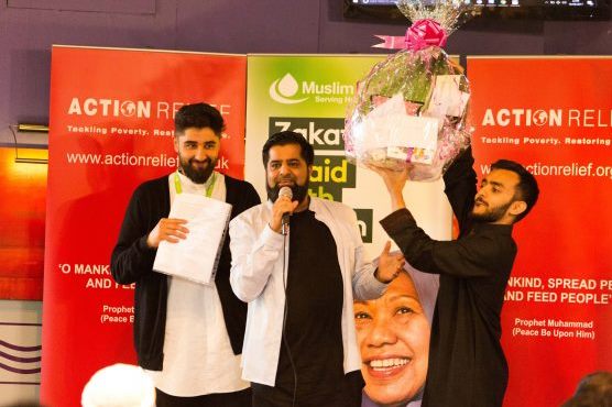 İskoç Müslümanları iftar yemeğinde Suriyeli çocuklara yardım etti