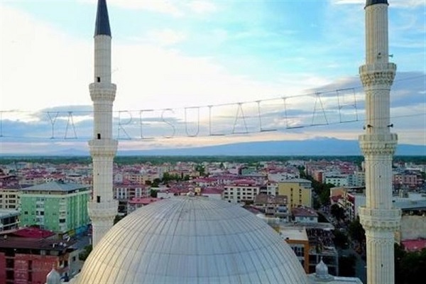 Bu şehirde her gün iki ayrı ezan okunuyor, iki iftar açılıyor