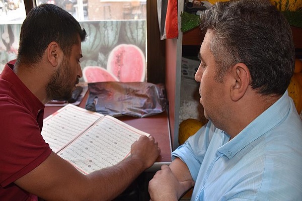 Kapı kapı dolaşıp esnafa Kur’an öğretiyor