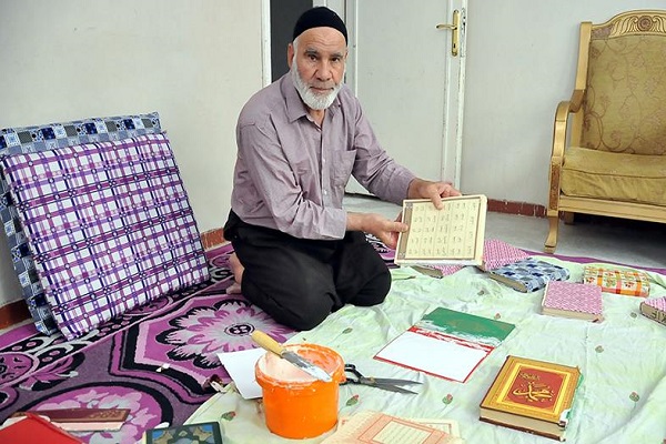 Yıpranan Kur'an-ı Kerimleri onarıyor