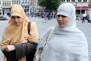 İsveç'te tiyatro gösterisi ile hicap felsefesi açıklandı