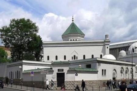 Fransa'da cami kapısına domuz kafası bıraktılar
