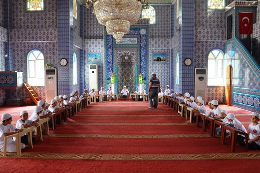 Çocukları Kur'an öğrenmeye özendiriyorlar