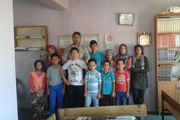 Kur'an-ı Kerim'i okumayı öğreniyorlar Kur'an-ı Kerim'i okumayı öğreniyorlar