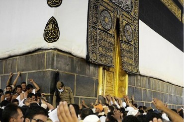 Kabe'nin örtüsü üç metre daha yukarı kaldırılıyor Kabe'nin örtüsü üç metre daha yukarı kaldırılıyor