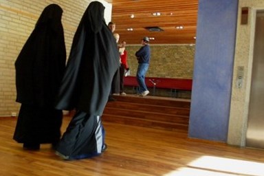 Müslüman kadınlara hakarete para cezası Müslüman kadınlara hakarete para cezası