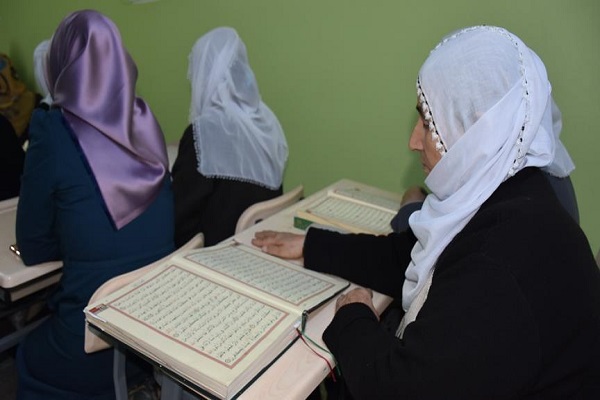 60 yaşından sonra Kur'an okumayı öğrendiler