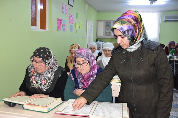 60 yaşından sonra Kur'an okumayı öğrendiler