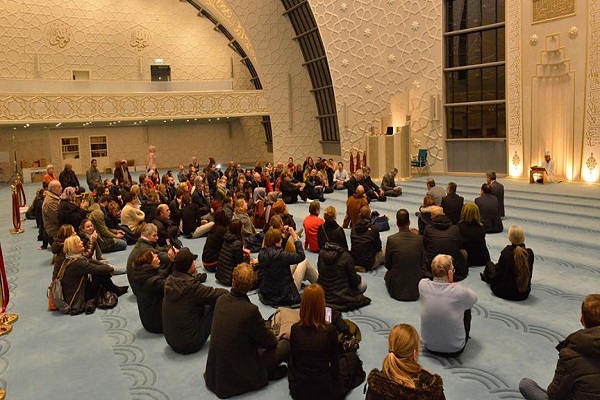 DİTİB Köln Camisi'ne Almanlardan yoğun ilgi DİTİB Köln Camisi'ne Almanlardan yoğun ilgi