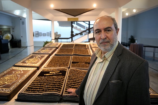 Kumaşa nakşettiği Kur'an-ı Kerim'i yüz binlerle buluşturdu Kumaşa nakşettiği Kur'an-ı Kerim'i yüz binlerle buluşturdu