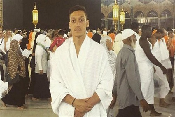 Mesut Özil'den ırkçı politikacıya cevap