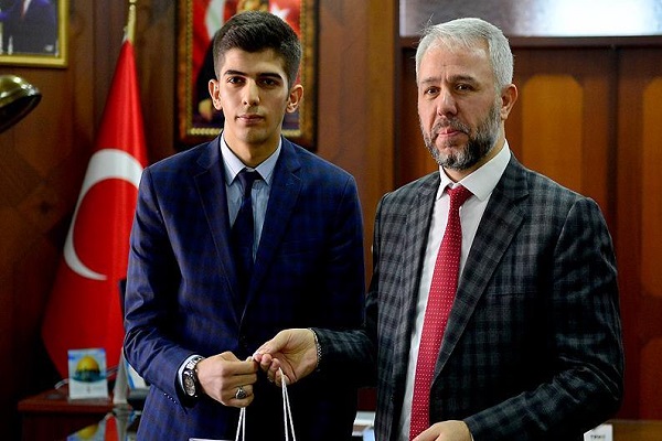 18 yaşındaki kekeme genç 3 ayda hafız oldu