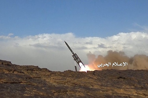 Yemen Suudilere ait bir askeri üssü hedef aldı