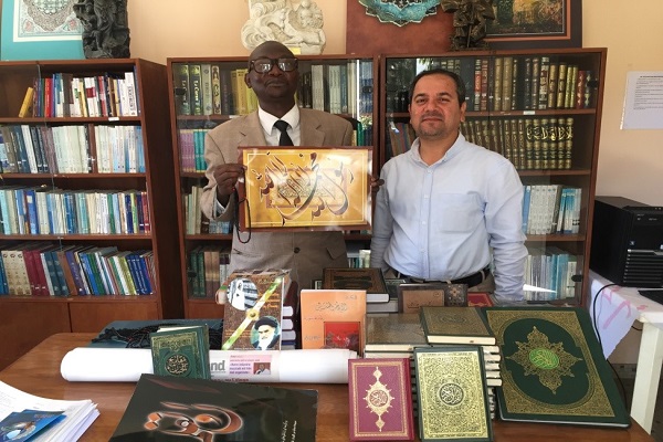 Senegal dini liderlerine Kur'an hediye edildi Senegal dini liderlerine Kur'an hediye edildi