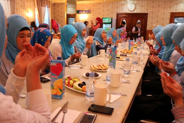 Müslüman Kazak Kızlarının Kur'an Aşkı